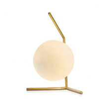 Настольная лампа в стиле минимализма с белым стеклянным шаром